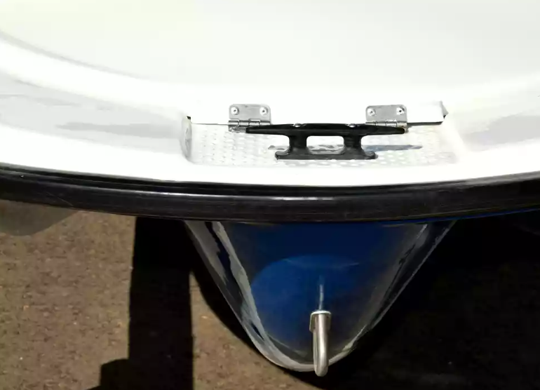 Стеклопластиковая лодка Пингвин с консолью (тримаран) в Ижевске