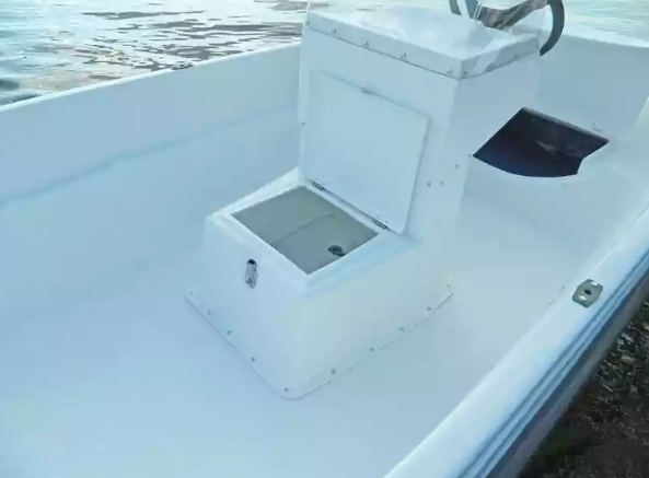 Стеклопластиковая лодка Пингвин с консолью (тримаран) в Ижевске