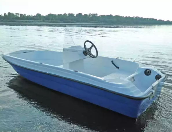 Стеклопластиковая лодка Пингвин с консолью (тримаран) в Ижевске