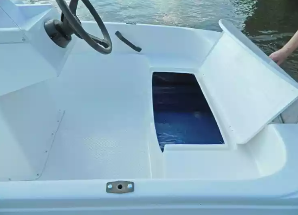 Стеклопластиковая лодка Пингвин с консолью (тримаран) в Ижевске