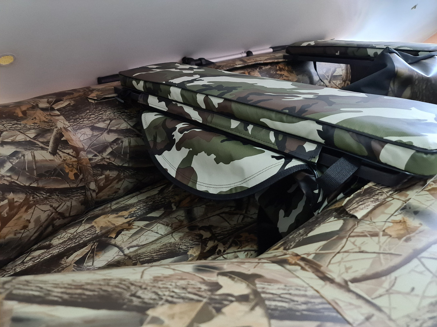 КОМПЛЕКТ МЯГКИХ НАКЛАДОК С СУМКОЙ ДЛЯ ЛОДОК 80Х20 КАМУФЛЯЖ в Ижевске